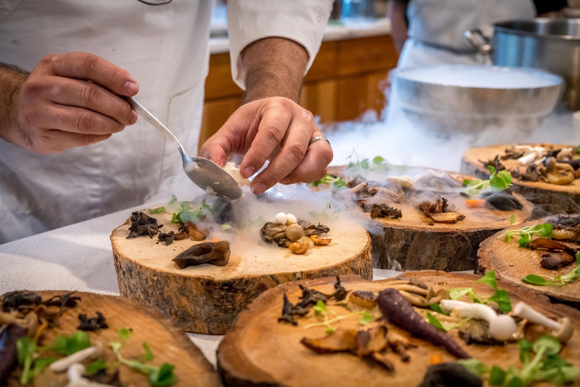 Koch richtet japanische Gerichte an – MY IZAKAYA, B2B-Direktimport japanischer Produkte für die Schweizer Gastronomie